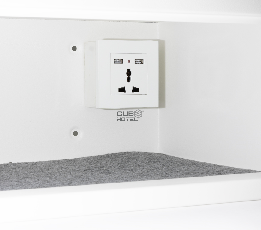Toma interior con USB para caja fuerte de hotel integrada